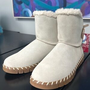 NWT MUK-LUKS BOOTS - size 11